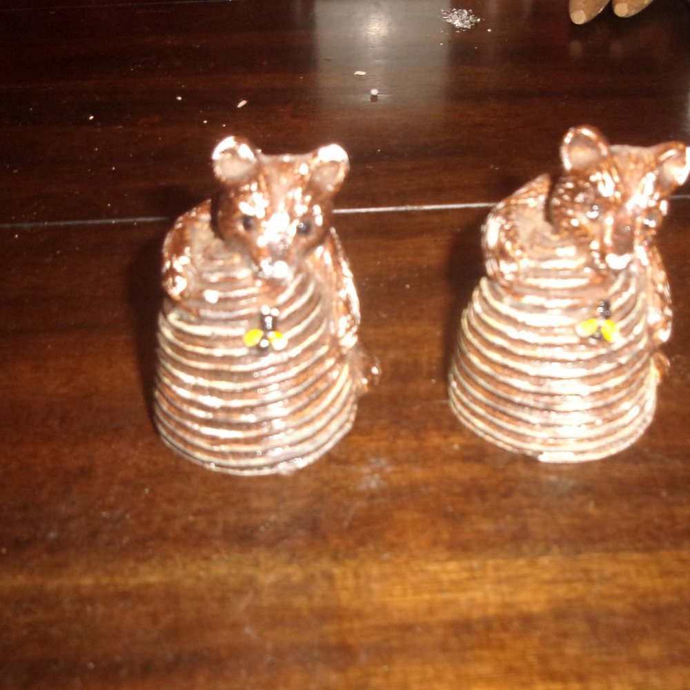 Salt pepper shakers set bears with beehive